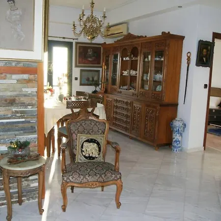Seafront Maisonette In Holiday home