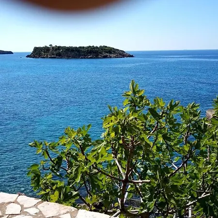 Seafront Maisonette In Holiday home