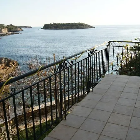 Seafront Maisonette In Holiday home