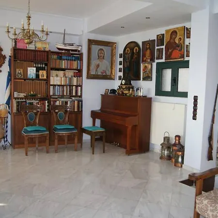 Seafront Maisonette In Holiday home